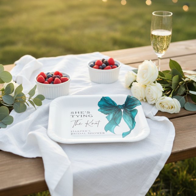 Plato De Papel Ella está Atando lazo turquesa para la fiesta de d (Subido por el creador)