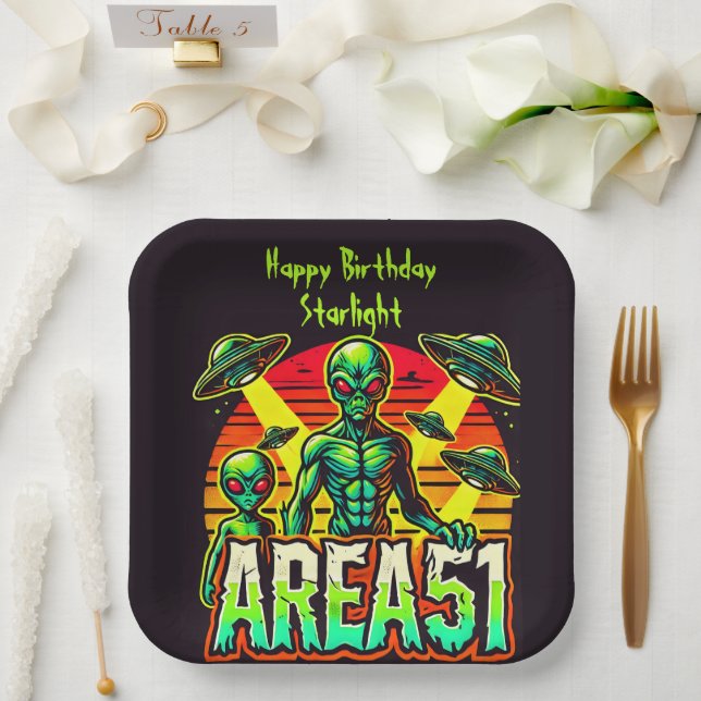 Plato De Papel Emergen Cifras Extranjeras Cerca Del Área 51 (Boda)