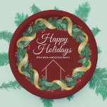 Plato De Papel Empresa inmobiliaria Elegante Personalizado Navida<br><div class="desc">Este hermoso plato de papel fiesta de Navidades inmobiliarios está hecho personalizado con el nombre de su compañía de propiedades bajo el nombre del agente en tipografía verde y roja de moda dentro de una festiva corona de berry con guirnaldas doradas que envuelven alrededor de la vegetación. Decoración contemporánea de...</div>