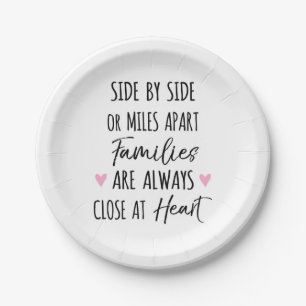 Plato De Papel En Side o Miles Apart Las familias están cerca de
