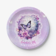 En su placa de papel de cumpleaños