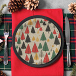 Plato De Papel Encanto vintage: Patrón de árbol de Navidad<br><div class="desc">Envuelve tus regalos de vacaciones con elegancia intemporal con nuestros platos de papel "Encanto Vintage", con un patrón nostálgico inspirado en los motivos clásicos de los Navidades. Con un fondo de papel rústico, adornan la superficie encantadores dibujos de líneas de árboles de Navidad en amarillo, verde, rojo y negro. Cada...</div>
