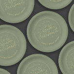 Plato De Papel Esta es la ducha de invierno de Green Moss<br><div class="desc">'Esta es la temporada para celebrar es un plato de papel de ducha de novias de invierno de moda, con un encabezado que dice "Esta es la temporada para celebrar" en una tipografía de escritura elegante en color dorado sobre un fondo de musgo verde. Si necesitas una pieza que no...</div>