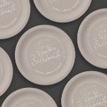 Plato De Papel Esta es la ducha de novias de invierno de temporad<br><div class="desc">'Esta es la temporada para celebrar es un plato de papel de ducha de novia de invierno de moda, con un encabezado que dice "Esta es la temporada para celebrar" en una elegante tipografía de escritura en blanco sobre un fondo de taupe. Si necesitas una pieza que no esté en...</div>