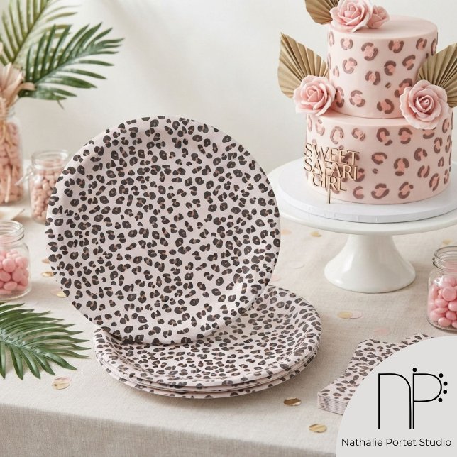 Plato De Papel Estampado de leopardo dibujado a mano rosa (Cute hand-drawn leopard spots against a pastel pink background for safari party tableware for her)