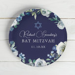 Plato De Papel Estrella floral azul marina de David Bat Mitzvah F<br><div class="desc">Hermosas flores blancas de peonía y hojas de acuarela verde forman un elegante borde en este plato de papel fiesta Bat Mitzvah azul marino floral. El nombre de su hija está escrito en moda, caligrafía blanca encima de su foto en esta decoración fiesta bajo una Estrella de David para una...</div>