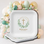 Plato De Papel Eucalyptus Primera Cruz de Oro de la Comunidad<br><div class="desc">Una cruz purpurina de imitación dorada y hojas de eucalipto resaltan estas placas de papel con el texto en letras de moda. Perfecto para el bautizo de su hijo,  el bautismo o la primera comunión. ARTÍCULOS DE COINCIDENCIA disponibles en nuestra tienda.</div>