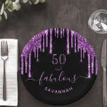 Plato De Papel Fabuloso cumpleaños purpurina morado negro destell<br><div class="desc">Un plato de papel de 50 años (o de cualquier edad) moderno y glamuroso. Un fondo negro clásico decorado con un purpurina falso de color violeta oscuro gotea, pintura goteando. Con el texto: 50 y fabuloso. Personalice y agregue un nombre. Texto morado. La palabra Fabulous está escrita con un guión...</div>