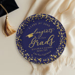 Plato De Papel Felicitaciones A Nuestros Graduados De Graduación<br><div class="desc">Haga su fiesta de graduación 2025 inolvidable con esta moderna suite. Con un diseño dorado sobre un fondo azul y una caligrafía elegante, captura perfectamente el brillo de su éxito. El diseño puede ser diseñado para satisfacer sus necesidades y preferencias específicas. Por favor, consulte si necesita cambios de color, modificaciones...</div>
