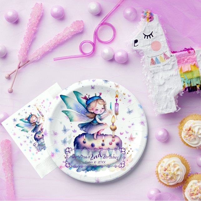 Plato De Papel Feliz cumpleaños 01 (Adorable Fairy Birthday customizable round paper plate with matched paper napkin on a party table)