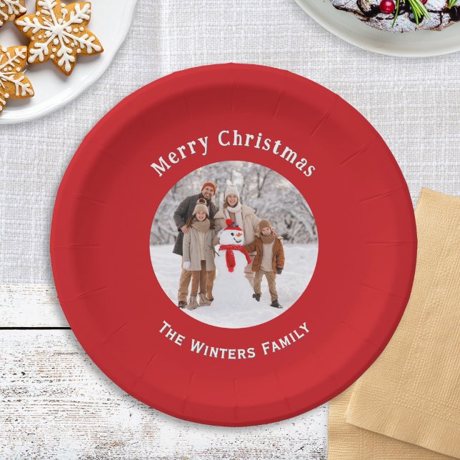 Plato De Papel Festividades Personalizados rojos Navidades de fot (A festive red paper plate with 'Merry Christmas' greeting, custom photo and family name)