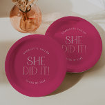 Plato De Papel Fete moderno | Rosa Caliente Lo Hizo Graduación<br><div class="desc">Esta moderna fete rosada caliente que hizo fue que los platos de papel para graduación son perfectos para un simple fiesta de postgrado. El diseño presenta una elegante tipografía boho con un toque sofisticado de rosa cálido brillante y femenino. Personalice sus placas de papel con el nombre del año de...</div>
