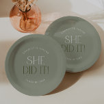 Plato De Papel Fete moderno | Verde Que Lo Hizo Graduación<br><div class="desc">Esta moderna fete green que ella hizo sus placas de papel de graduación son perfectas para un simple fiesta de postgrado. El diseño presenta una elegante tipografía de boho con un toque sofisticado en verde azulado y minimalista. Personalice sus placas de papel con el nombre del año de graduación y...</div>