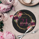 Plato De Papel fiesta de 21 años burdeos florales de oro negro<br><div class="desc">Un plato para un fiesta de 21 años. Un fondo negro de moda con un marco geométrico falso dorado. Decorado con flores moradas y burdeos, rosas y plumas de estilo boho. Plantillas para un nombre, edad 21 y fecha. Fecha de nacimiento o fecha del fiesta. El nombre está escrito con...</div>