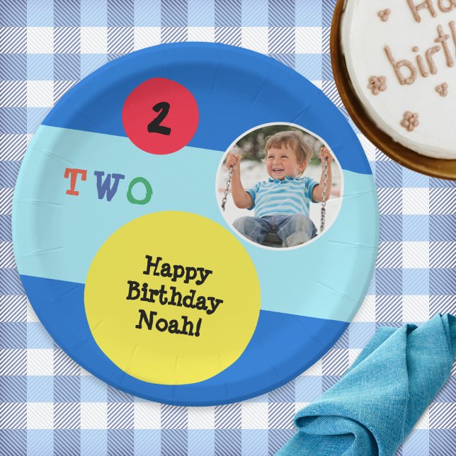 Plato De Papel Fiesta de cumpleaños 2º Cumpleaños Foto Personaliz (A colorful paper plate for a 2nd birthday party. Personalize with your own message and photo)