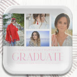 Plato De Papel Fiesta de graduación de múltiples fotografías de g<br><div class="desc">Simple Script Multi Photo Graduation Party Plates Paper Tableware incluye cuatro de tus fotos favoritas de tu graduado universitario o de secundaria en el frente con el elegante y moderno guión de caligrafía rosa "Graduate" overlay. Personaliza con nombre, clase y escuela o universidad. Sencillo, elegante y elegante. Creado por ©Evco...</div>