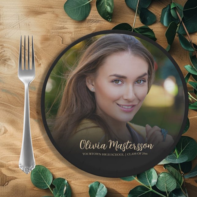 Plato De Papel Fiesta de Graduación Foto Oro Negro (Black and gold graduation photo paper plate personalized with name, school name, and graduation year)