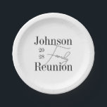Plato De Papel Fiesta de Reunión Familiar Personalizada<br><div class="desc">Se trata de un diseño elegante, moderno, personalizado y de reuniones familiares. Es en mínimo, blanco y negro con tipografía de escritura elegante. Tiene espacio para que añadas tu apellido y año de reunión. Este diseño elegante y minimalista de tipografía es perfecto para su divertida reunión familiar, reunión o celebración...</div>