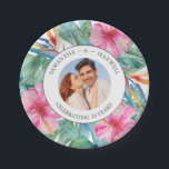 Plato De Papel Fiesta del Aniversario del Boda tropical<br><div class="desc">Disfrute de su décimo aniversario de boda, su decoración de mesa de boda con 50 años o cualquier celebración histórica con estos impresionantes platos tropicales. Flores de hibiscos rosas, pájaro naranja del paraíso y exuberantes hojas de palma de acuarela tropical, esta decoración fiesta de aniversario le aporta un ambiente elegante...</div>