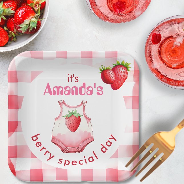 Plato De Papel Fiesta especial de Baby Shower Gingham Strawberry (its mother-to-bes berry special baby shower party strawberry gingham pink red checked mom mum berry)
