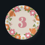 Plato De Papel Flora retro cúpula 3 | Tercer cumpleaños de Chicas<br><div class="desc">Estos platos de papel súper bonitos de tercer cumpleaños presentan un marco floral dibujado a mano,  que incluye margaritas,  en naranjas,  rosas,  verdes de color oliva,  dorado mudo y blanco. La tipografía retro dice "3" en rosa coincidente. *Ilustracion de Tracey Khalei / Orabella Prints.</div>