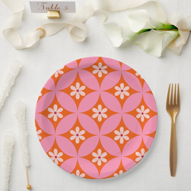 Plato De Papel Flores blancas sobre patrón de círculos rosados de (Boda)