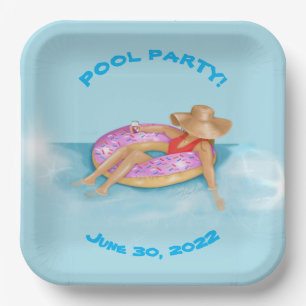 Plato De Papel Flotando en la piscina en el suelo de donut rociad
