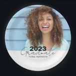 Plato De Papel Foto de celebración de graduación de moda<br><div class="desc">Celebra el nuevo graduado con esta exclusiva placa de papel de celebración de graduación con tipografía de fotos y escritura moderna.</div>