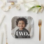Plato De Papel Foto de cumpleaños 2<br><div class="desc">Un minimalista diseño de cumpleaños segundo con espacio para añadir tu propia foto y con la palabra 'dos.' encima. ¡Puedes cambiar la palabra a cualquier otra cosa si lo prefieres!</div>