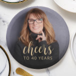 Plato De Papel Fotógrafo Fiesta de cumpleaños número 40<br><div class="desc">Estas placas de papel personalizado de 40 años muestran la foto del invitado de honor,  junto con la palabra "Saludos" en un elegante guión de caligrafía de color dorado. Una pantalla oscura ayuda a hacer que el texto aparezca. ¡Una gran manera de celebrar a alguien que cumple cuarenta años!</div>