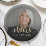Plato De Papel Fotomontaje de la fiesta de cumpleaños número 70<br><div class="desc">Estas placas de papel personalizado para el 70 cumpleaños muestran la foto del invitado de honor y su cumpleaños, junto con la palabra "Saludos" en un elegante guión de caligrafía de color dorado. Una pantalla oscura ayuda a hacer que el texto aparezca. ¡Una gran manera de celebrar a alguien que...</div>