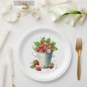 Plato De Papel Fresas frescas recolectadas en un cubo