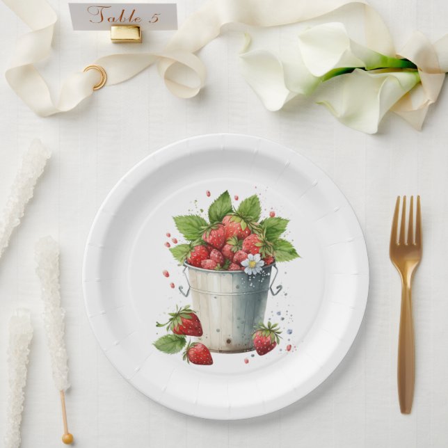 Plato De Papel Fresas frescas recolectadas en un cubo (Boda)