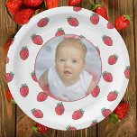 Plato De Papel Fresas y fiesta de cumpleaños de fotos<br><div class="desc">Un lindo patrón de fresa dibujado a mano con una plantilla de foto personalizado hace de estas placas fiestas la perfecta adición práctica y decorativa al fiesta con tema de fresa de su hijo! ¡Perfecto para una celebración de cumpleaños de Berry!</div>