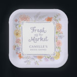 Plato De Papel Fresco en el mercado Morado Floral Bridal Shower<br><div class="desc">Trae encanto a tu mesa de ducha de novias con estas placas de papel Fresh off the Market con flores color púrpura y guión elegante. Perfecto para una ducha de novia en el mercado de los granjeros,  fiesta de jardín de primavera o celebración rústica de la futura novia.</div>