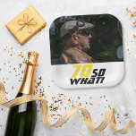 Plato De Papel Funny 70, así que qué cita foto 70 cumpleaños<br><div class="desc">Funny 70,  así que qué Placas de papel de la cita Fotografía 70 cumpleaños. Un texto motivacional y divertido 70 Así que lo que es genial para una persona con sentido del humor. El texto es de color amarillo y negro. Añade tu foto. Puedes cambiar la edad.</div>