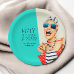 Plato De Papel Funny Fifty es la nueva fiesta de cumpleaños de la<br><div class="desc">Organizar una fiesta de cumpleaños escandalosamente divertida y única para una mujer merecedora que celebra su cumpleaños número 50 con este retro diseño de placas de papel de 50 cumpleaños. El diseño presenta a una elegante mujer kitsch con gafas de sol rayadas y turbante de pelo con una bolsa de...</div>