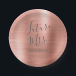 Plato De Papel Futura Sra Rosa Gold Rubor Rosa Modern<br><div class="desc">Futuro Sra. - Bride Faux Modern Metallic Rosa Gold Rubor Plates de papel rosa que son perfectos para una fiesta de Rosa de oro o de la Bachelorette rosa Rubor. Este Futuro Plate de Papel es perfecto para una fiesta de soltera. El nombre de la novia se puede actualizar en...</div>