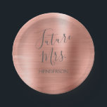 Plato De Papel Futura Sra Rosa Gold Rubor Rosa Modern<br><div class="desc">Futuro Sra. - Bride Faux Modern Metallic Rosa Gold Rubor Plates de papel rosa que son perfectos para una fiesta de Rosa de oro o de la Bachelorette rosa Rubor. Este Futuro Plate de Papel es perfecto para una fiesta de soltera. El nombre de la novia se puede actualizar en...</div>