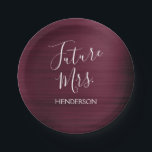 Plato De Papel Futuro señora Burgundy Bridal Shower<br><div class="desc">Futuro Sra. - Bride Faux Modern Metallic Burgundy Purple y White Paper Plates perfectos para una Marsala Maroon Bachelorette Party o Boda Bridal Shower. Este Futuro Plate de Papel es perfecto para una fiesta de soltera. El nombre de la novia se puede actualizar en esta placa. Póngase en contacto con...</div>