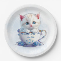 Gatito en platillo de papel con flores azules de l