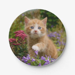 Plato De Papel Gatito lindo del jengibre en un jardín