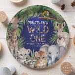 Plato De Papel Gemelos salvajes una jungla azul de la marina Prim<br><div class="desc">Celebra la primera aventura de tus gemelos con nuestros platos de papel para bocadillos de cumpleaños "Twins They're Wild One", perfectos para un fiesta salvaje e inolvidable. Estos platos adorables presentan un encantador diseño acuático de animales de safari como una jirafa, un león, un chimpancé, una cebra, un tigre, un...</div>