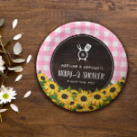 Plato De Papel Gingham rosa y girasol ducha Rústica Baby-Q<br><div class="desc">Rústica placa de papel para bebé de gingham rosa con grano de madera impreso,  girasoles amarillos y utensilios de parrilla cruzados enmarcando tu inicial.</div>