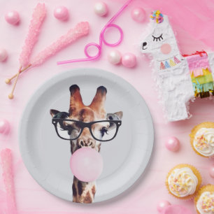 Plato De Papel Giraffe Usando Gafas Que Soplan Goma Rosa De Burbu