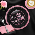 Plato De Papel Glam Pink Black Fashion 100th Birthday Party<br><div class="desc">Glamoroso diseño de 100 años inspirado en la costura francesa,  rosa y negro,  con pasteles de gorra,  estilettos rosas y una bolsa de maquillaje entre varios regalos de cumpleaños sin abrir y deliciosos pastelitos. Perfecto para celebrar fiestas de cumpleaños. La edad se crea en un fon falso purpurina rosa</div>
