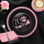 Plato De Papel Glam Pink Black Fashion 70th Birthday Party<br><div class="desc">Glamoroso diseño de 70 años inspirado en la costura francesa, rosa y negro, con pasteles de gorra, estilettos rosas y una bolsa de maquillaje entre varios regalos de cumpleaños sin abrir y deliciosos pastelitos. Perfecto para celebrar fiestas de cumpleaños. La edad se crea en un tipo de letra falso purpurina...</div>