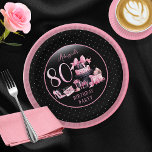 Plato De Papel Glam Pink Black Fashion 80th Birthday Party<br><div class="desc">Glamoroso diseño de 80 años inspirado en la costura francesa, rosa y negro, con pasteles de gorra, estilettos rosas y una bolsa de maquillaje entre varios regalos de cumpleaños sin abrir y deliciosos pastelitos. Perfecto para celebrar fiestas de cumpleaños. La edad se crea en un tipo de letra falso purpurina...</div>