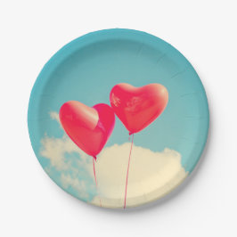 Plato De Papel Globos del corazón rojo contra cielo nublado