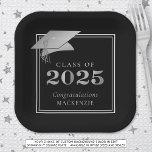 Plato De Papel Graduación 2025 Black Faux Metallic Silver<br><div class="desc">Elegante color personalizado personalizado CLASE DE 2025 platos de papel de fiesta de graduación con FELICITACIONES y el nombre de tu graduado con un Relieve metalizado de plata metálico falso 2025 y gorro de graduación o mortero en tu elección de color de fondo (mostrado en negro) puedes cambiar a un...</div>